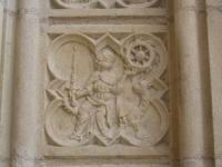 Lyon, Cathedrale St-Jean apres renovation, Portail, Plaque gravee, Justice tenant la roue de la fortune
